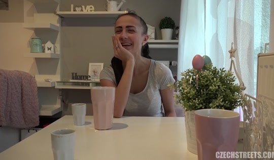 Худая на кухне сняла майку и поласкала сисечки перед смелым пацаном Худая на кухне сняла майку и поласкала сисечки перед смелым пацаном