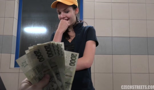 Красотка в машине отсасывает за деньги большой фаллос клиента Красотка в машине отсасывает за деньги большой фаллос клиента